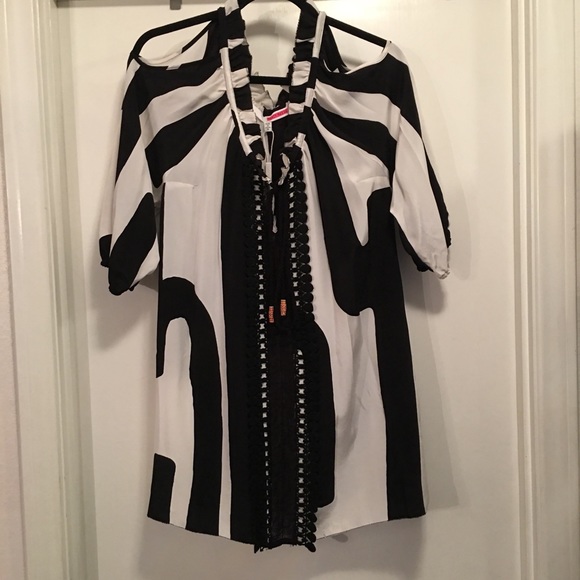 TRACE REESE TOP, NEW, COLD SHOULDER, SIZE M - Picture 8 of 8